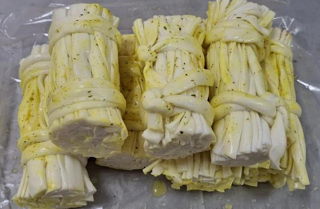 Сыр чечил сноп молочный со вкусом сметаны и зелени "Световеж" 
